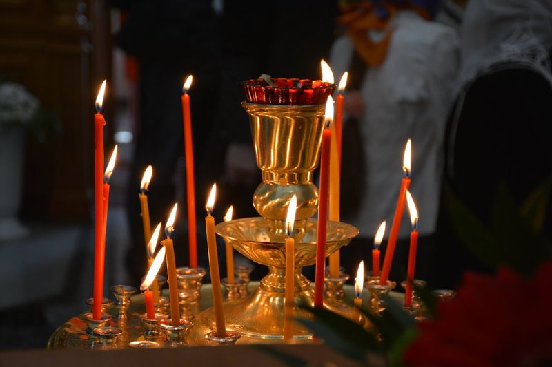 Для чего нужны в православном храме свечи и как их правильно ставить