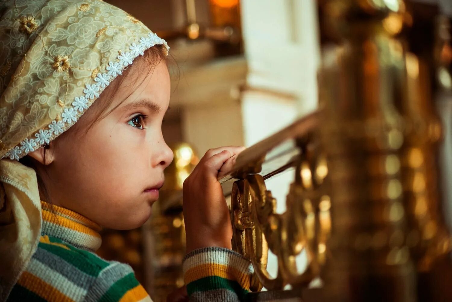 Этнический православный. Дети в храме. Детям о православии. О храме. Девочка в храме. Дети молятся в храме.